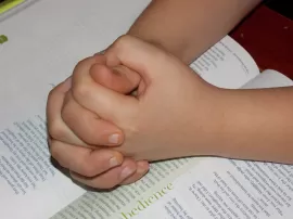 Cómo puedo aprender a orar a Dios correctamente y sentirme más conectado con Él