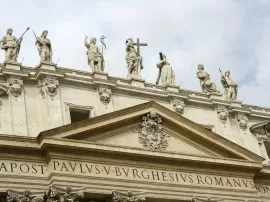 Por qué hay una estatua de San Rafael en la entrada de la iglesia