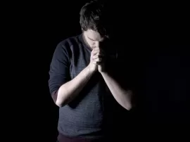 Qué oraciones exorcistas se recitan durante un ritual de purificación