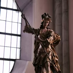 Qué simboliza la estatua de San Miguel Arcángel