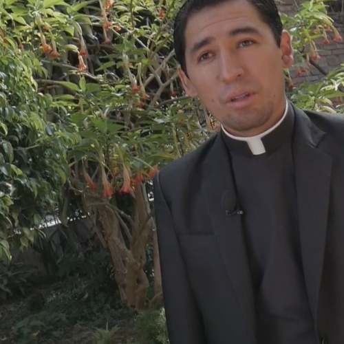 don ivan sacerdote boliviano de raices indigenas