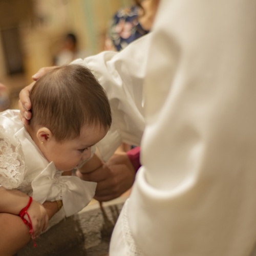 Puede entrar un niño sin bautizar en la Iglesia
